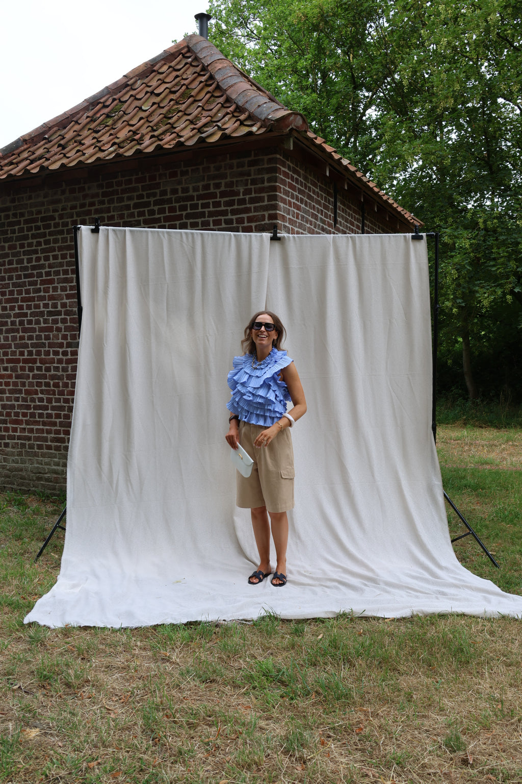 Flo ruffle top met open rug blauw