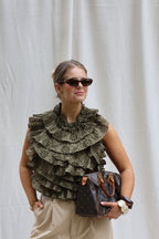 Flo ruffle top met open rug kaki