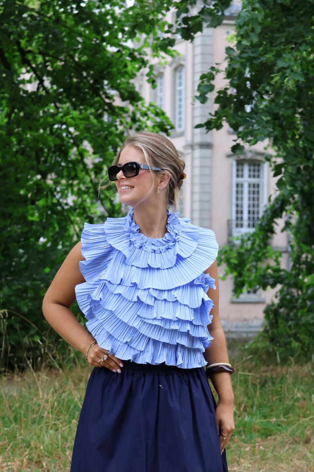 Flo ruffle top met open rug blauw