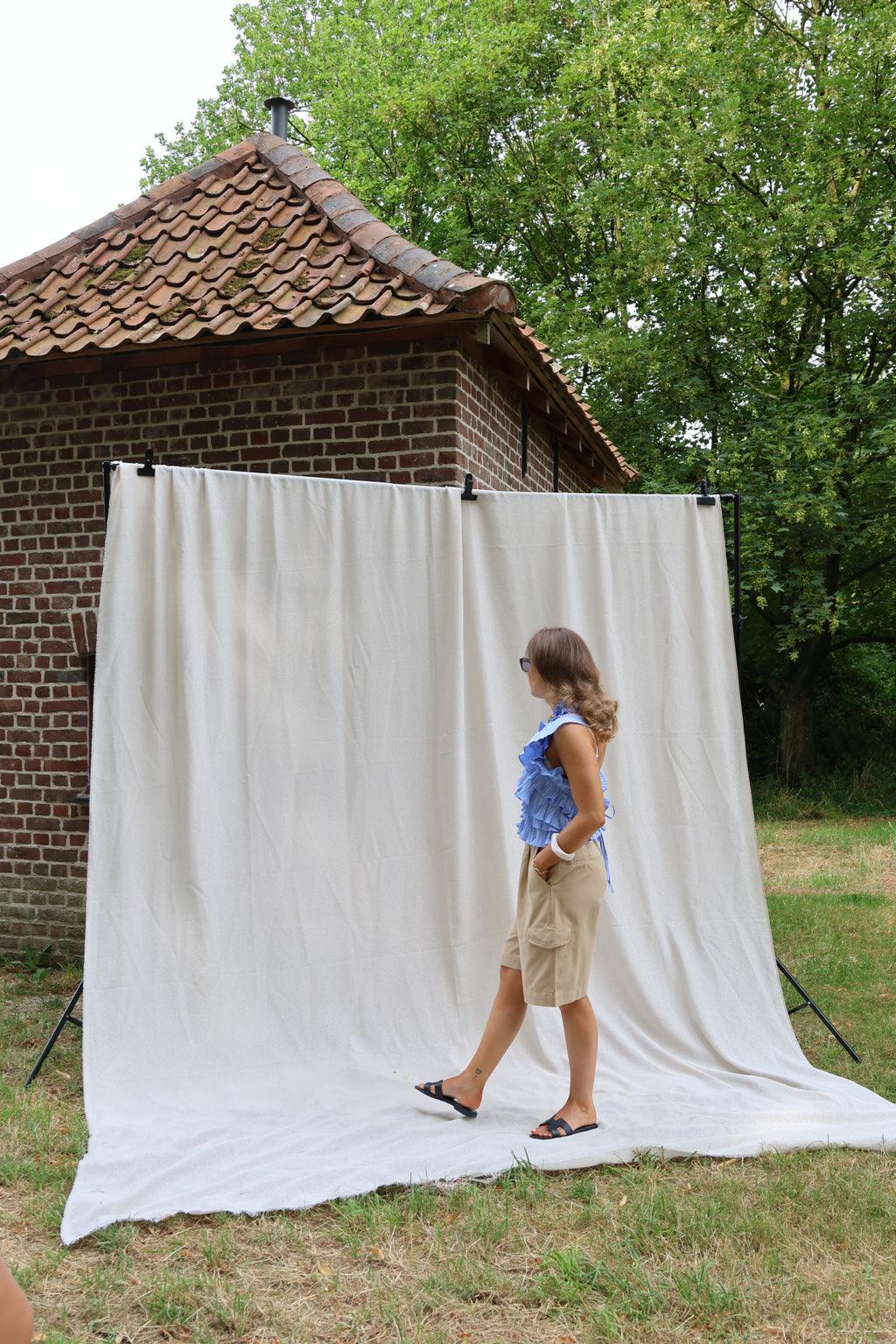 Flo ruffle top met open rug blauw