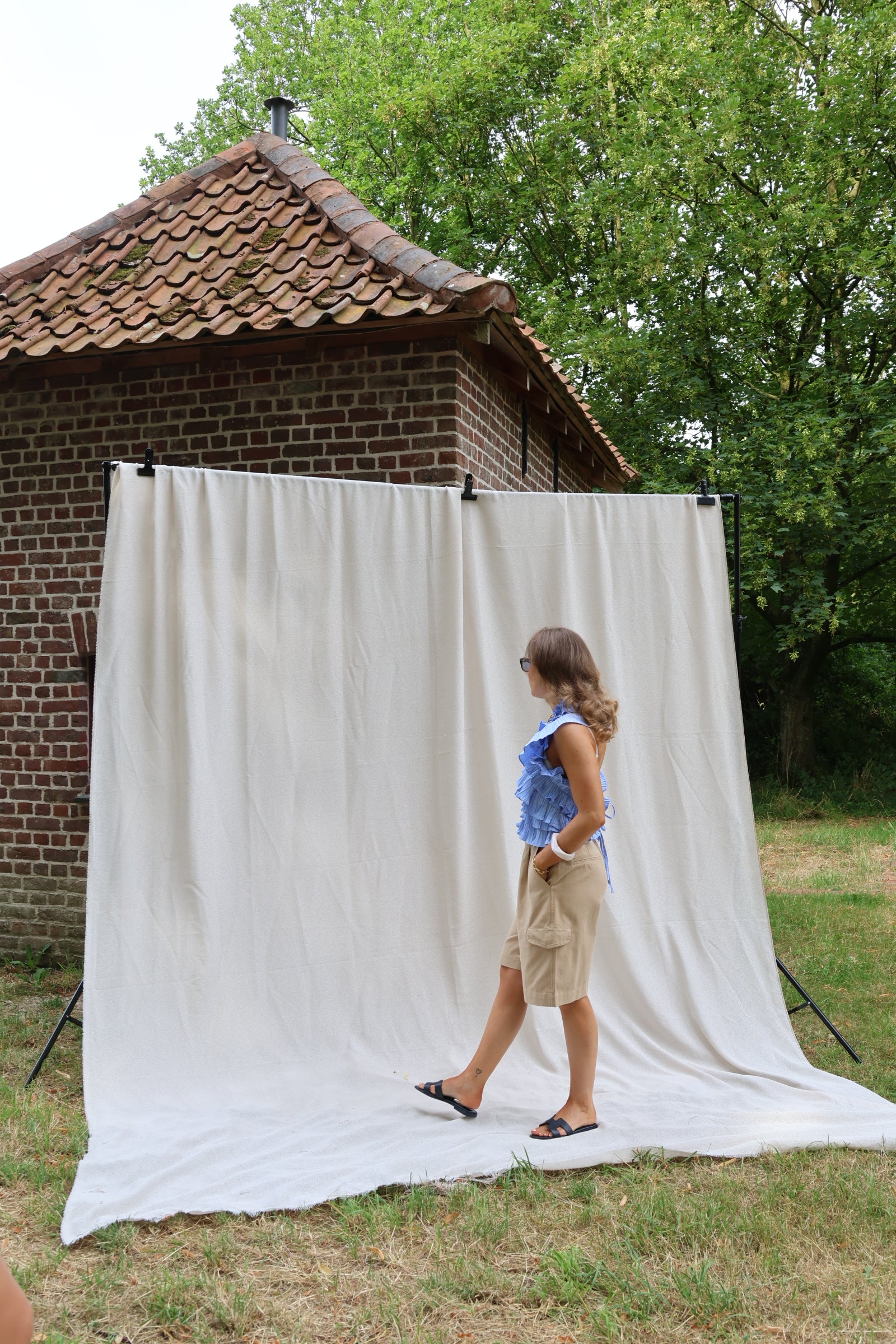 Flo ruffle top met open rug blauw