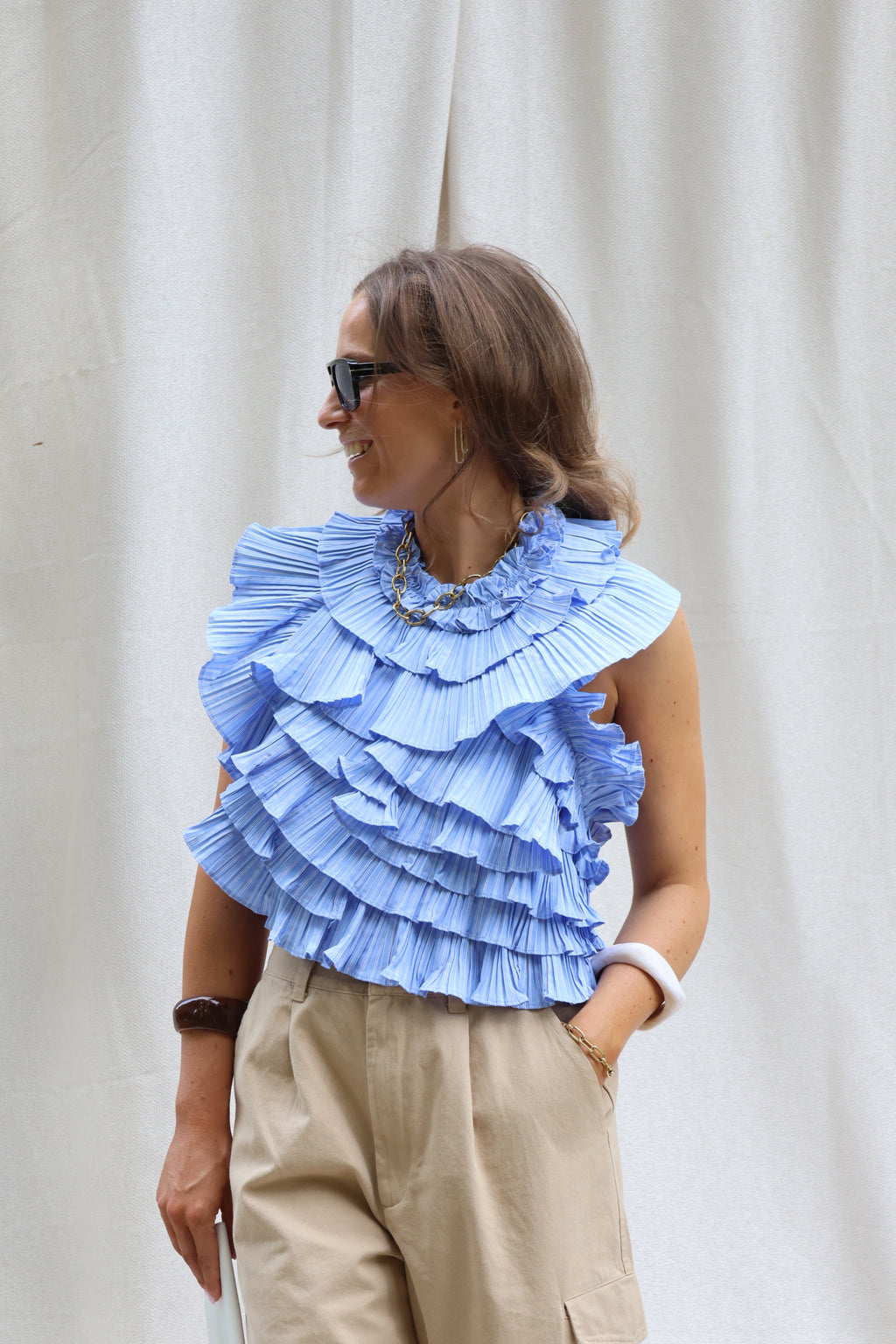Flo ruffle top met open rug blauw