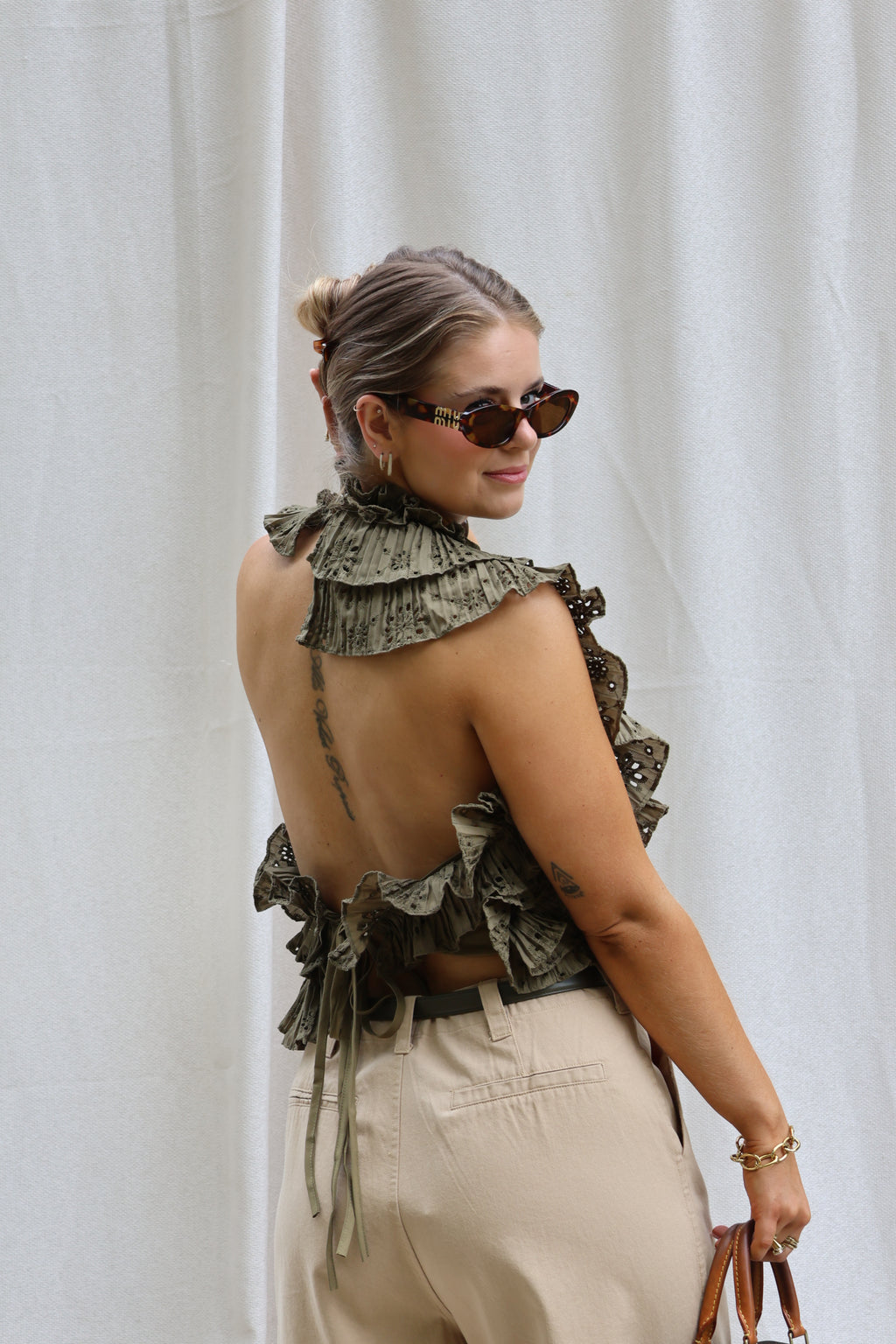 Flo ruffle top met open rug kaki