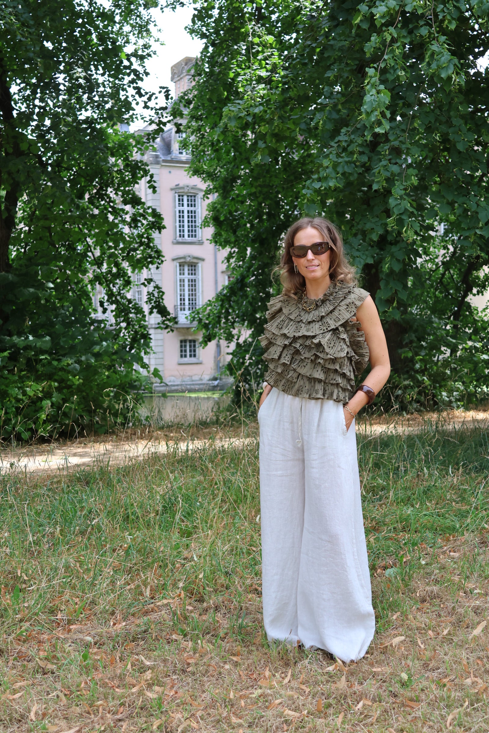 Flo ruffle top met open rug kaki