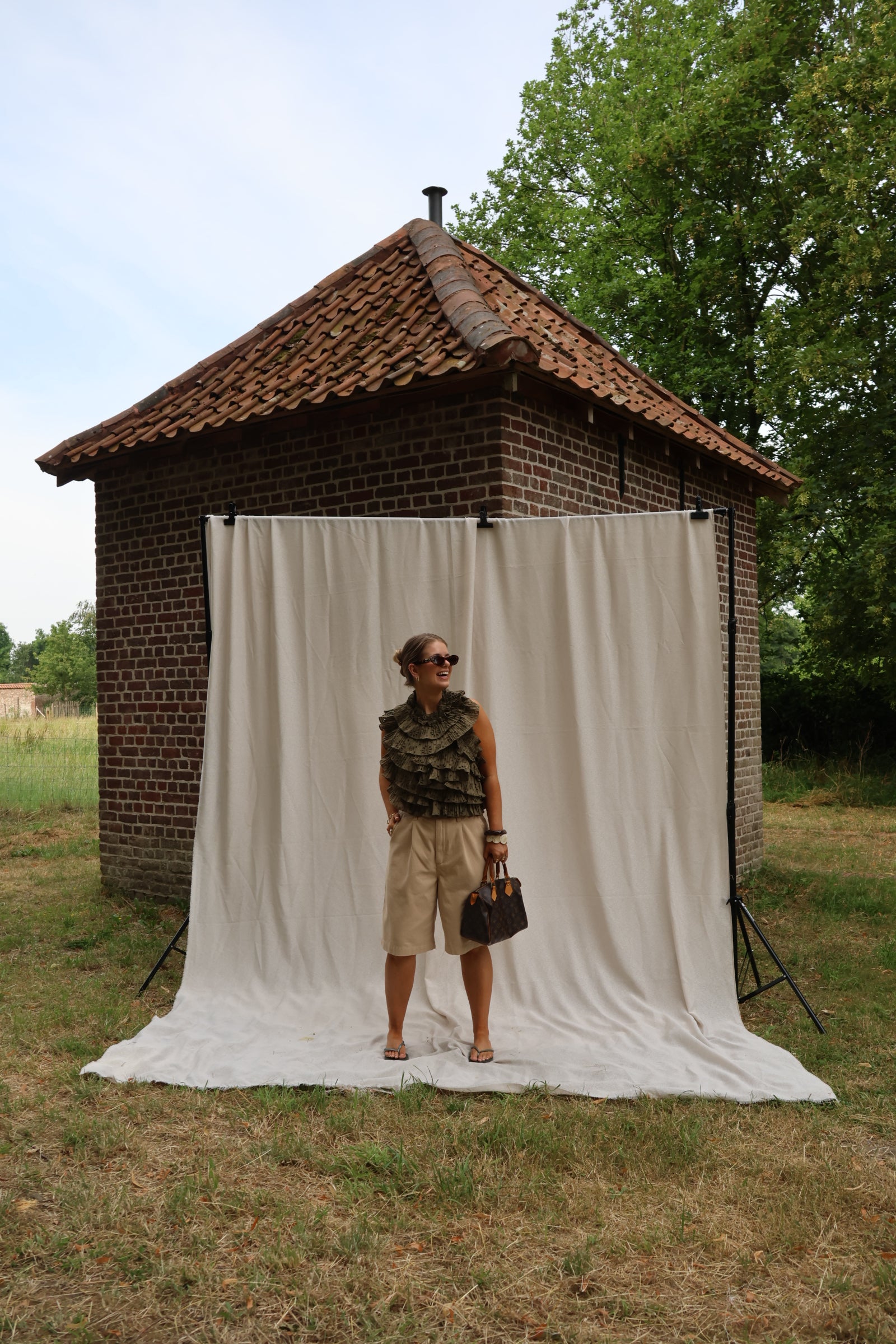 Flo ruffle top met open rug kaki
