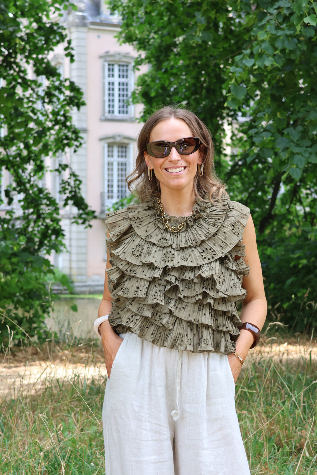 Flo ruffle top met open rug kaki