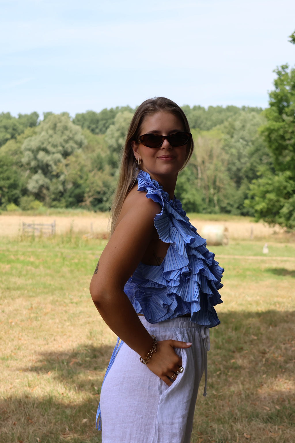 Flo ruffle top met open rug blauw