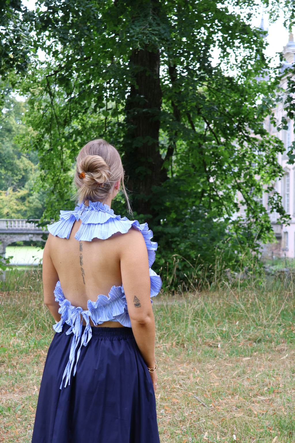 Flo ruffle top met open rug blauw