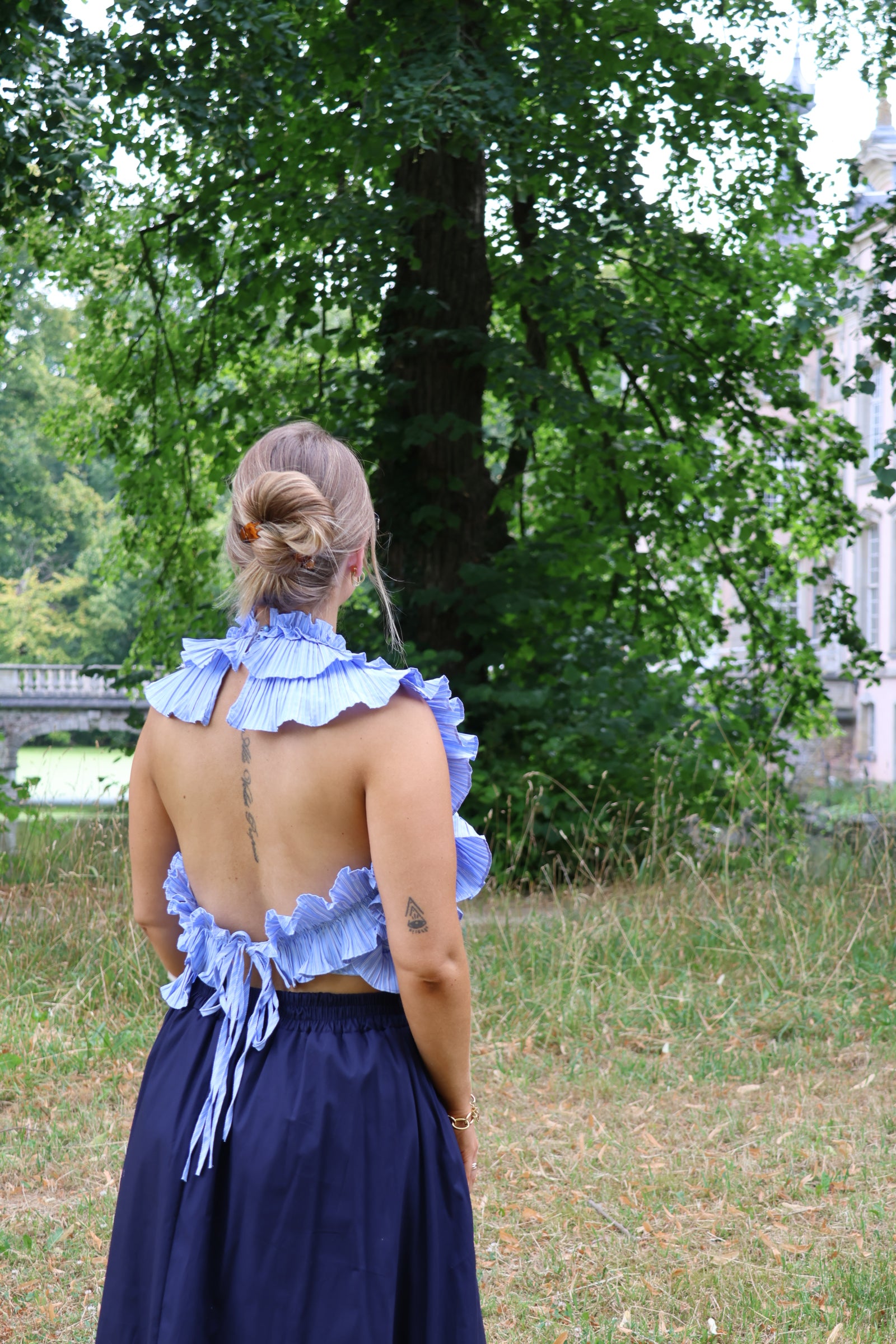 Flo ruffle top met open rug blauw