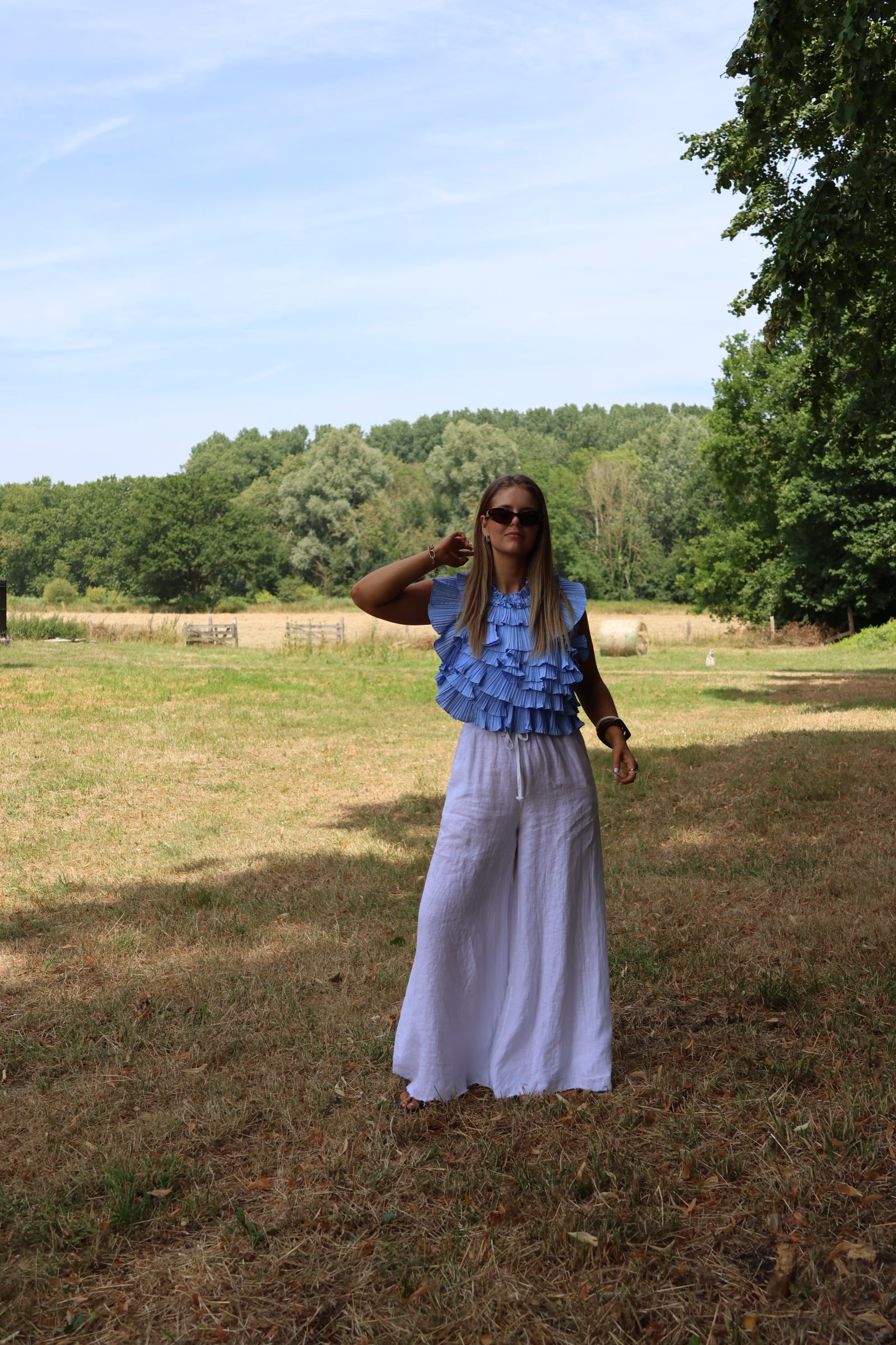 Flo ruffle top met open rug blauw