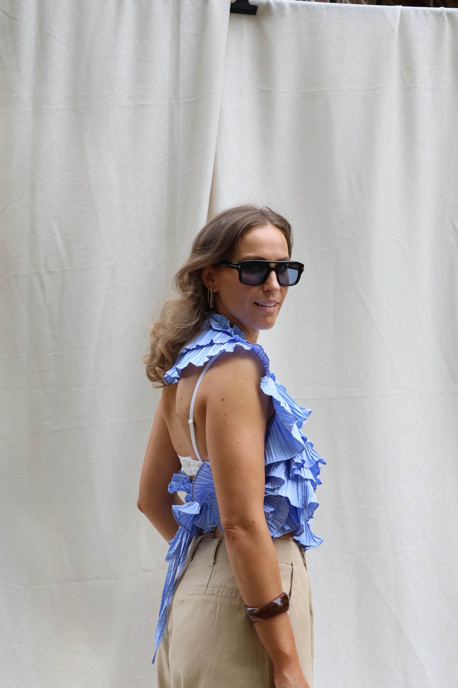 Flo ruffle top met open rug blauw
