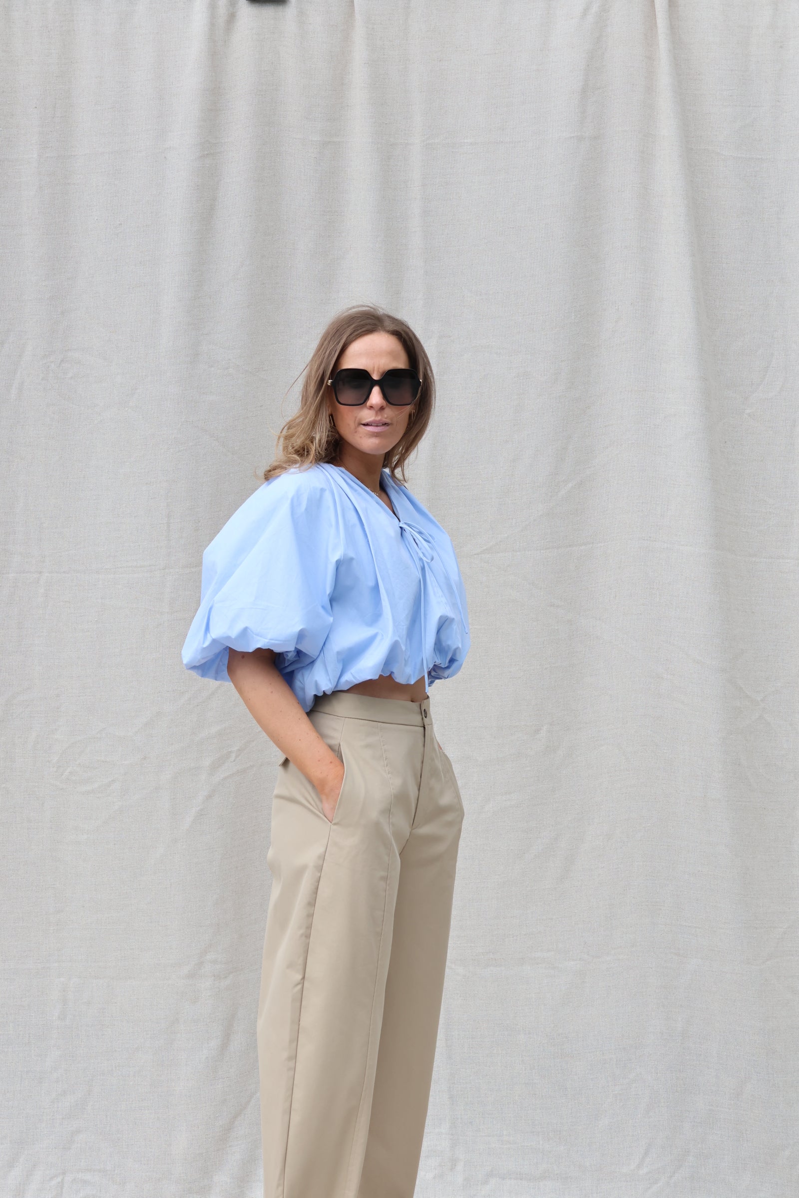 Britt cropped blouse met detail blauw
