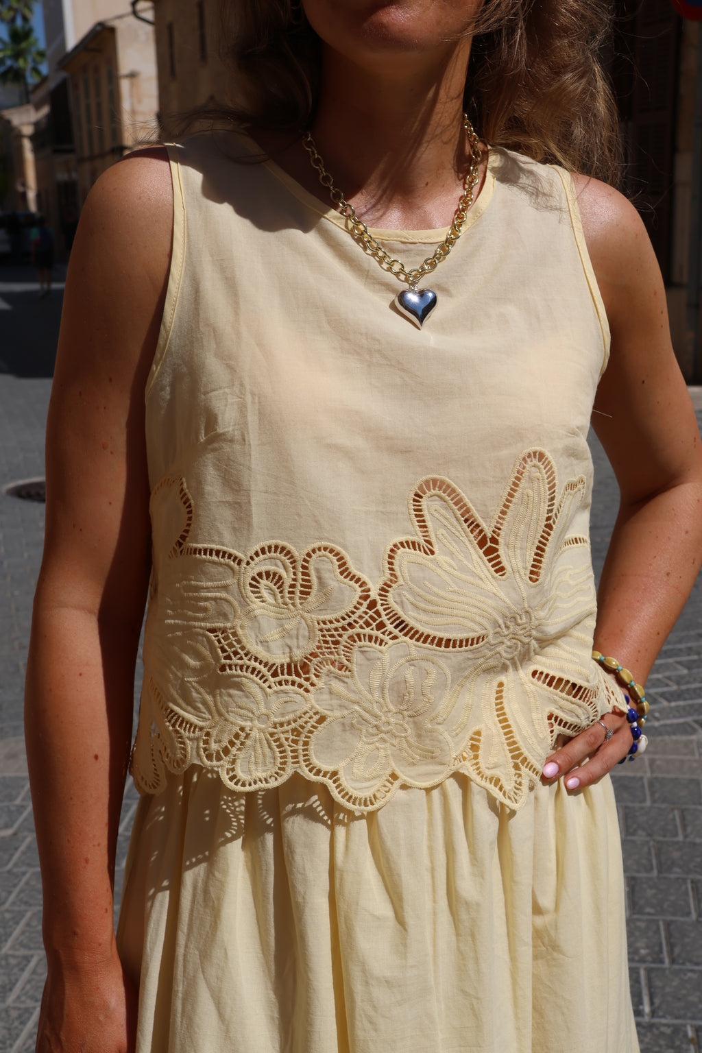 Camilla top met kant geel