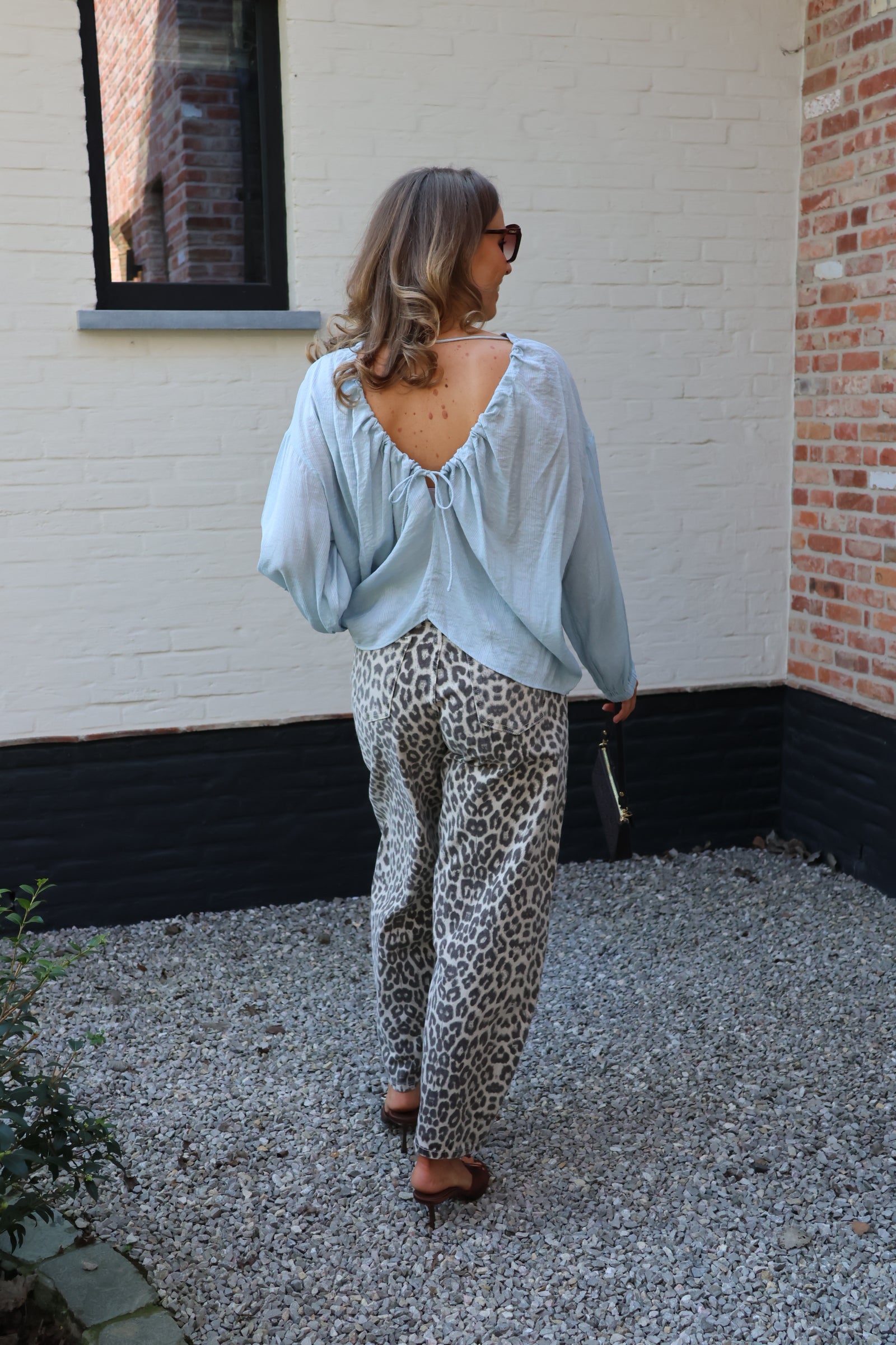 Luchtige top met crinkle stof en open rug - baby blue