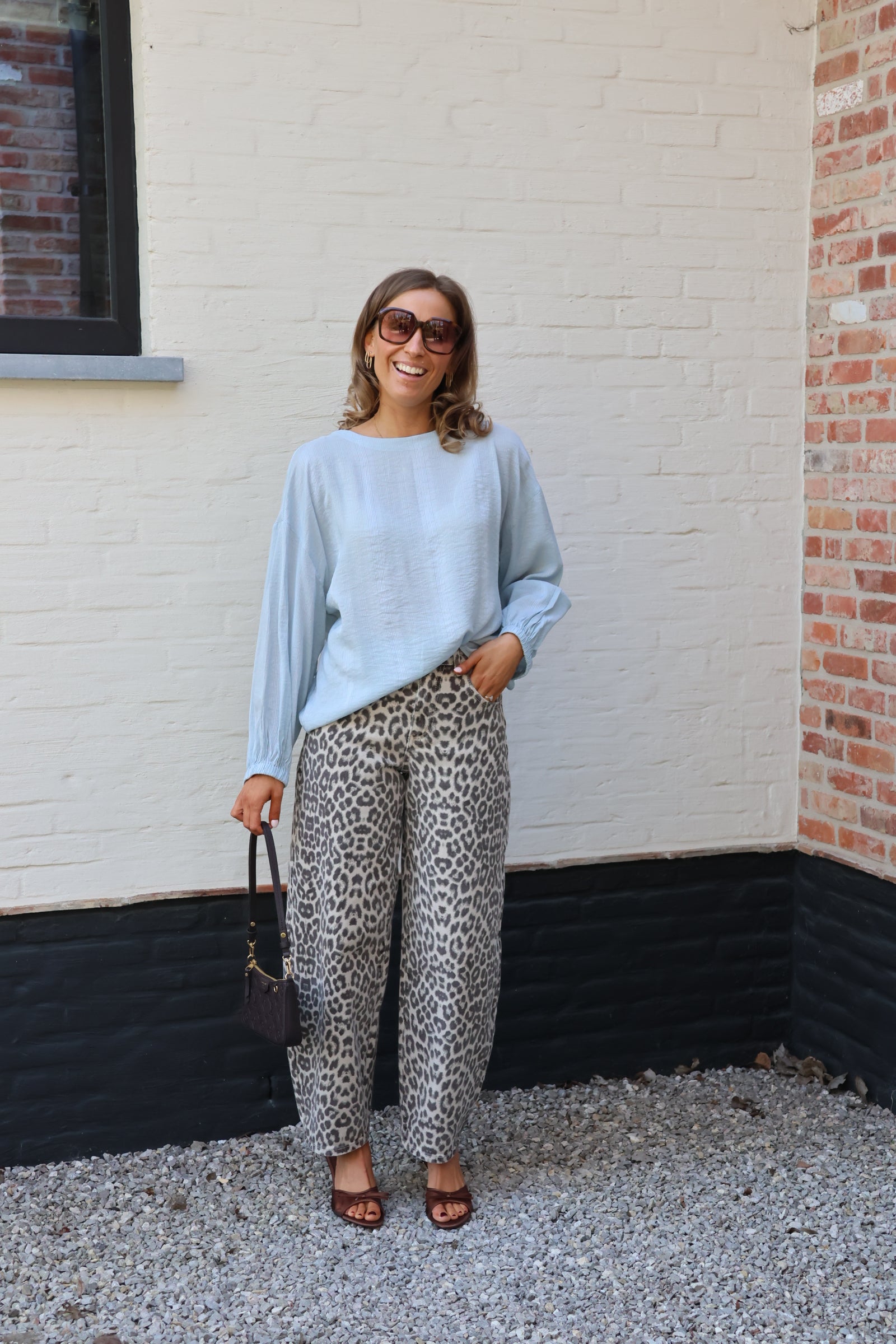 Luchtige top met crinkle stof en open rug - baby blue