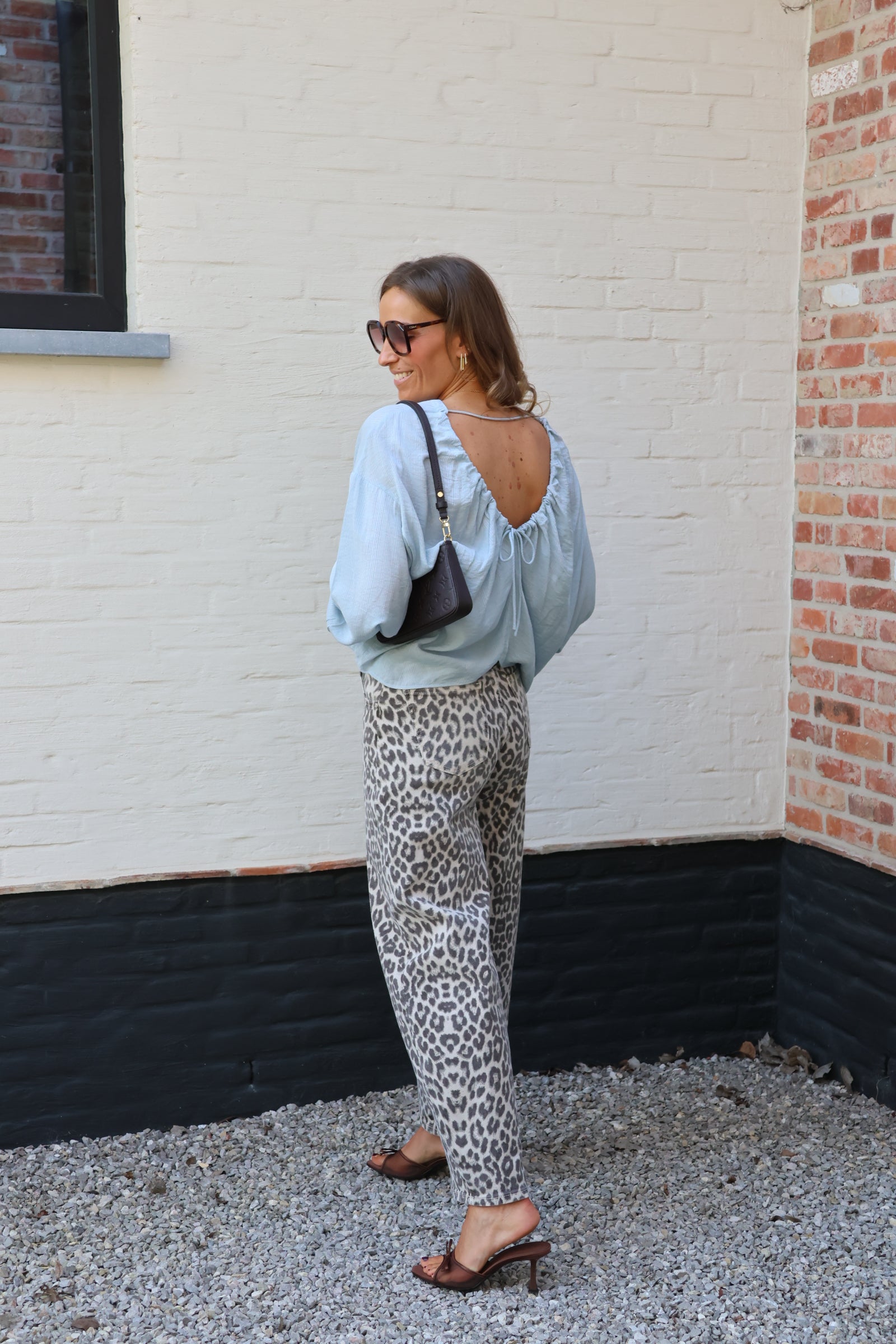 Luchtige top met crinkle stof en open rug - baby blue