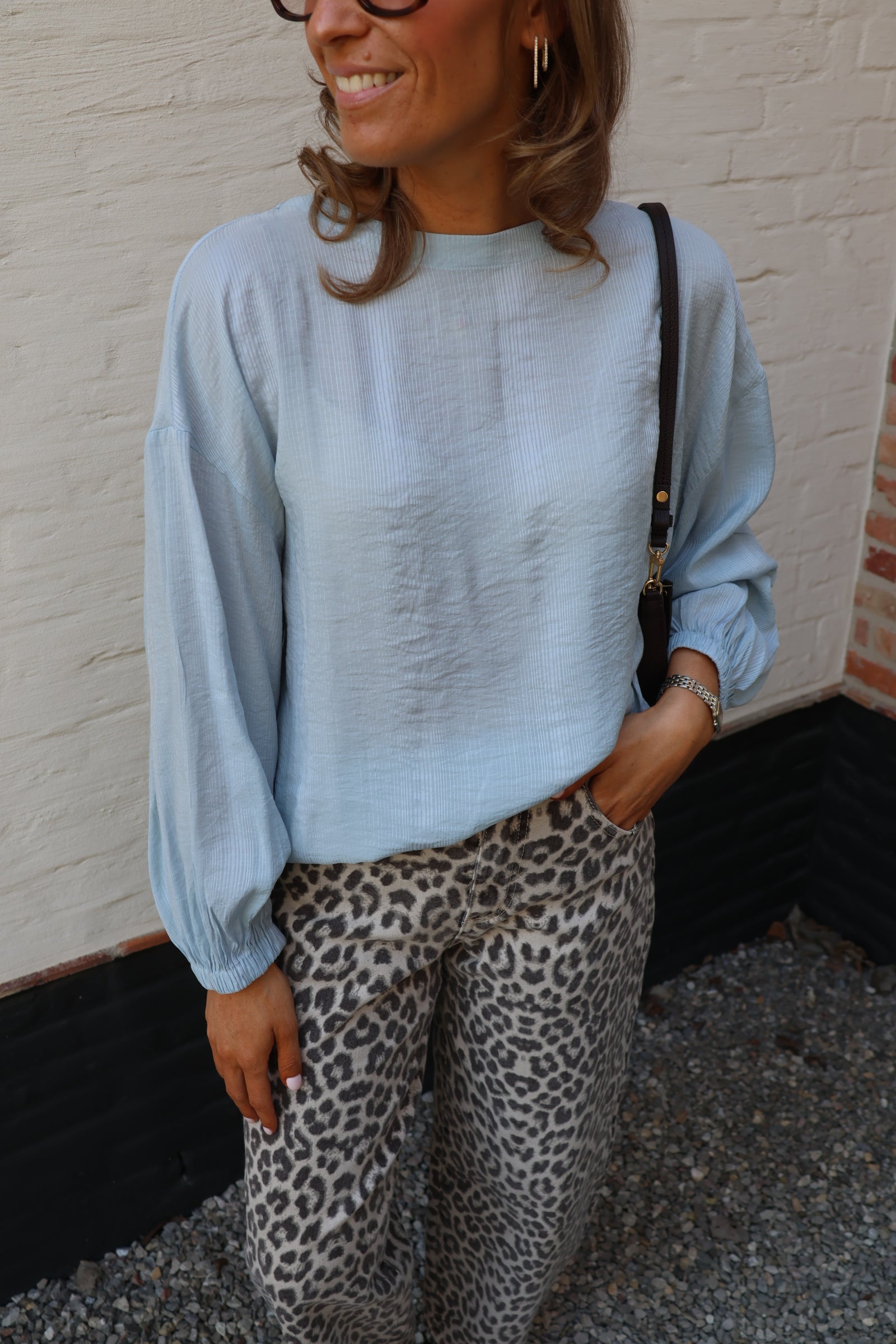 Luchtige top met crinkle stof en open rug - baby blue