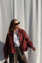 Ilse cropped bomberjas met ribdetail bordeaux