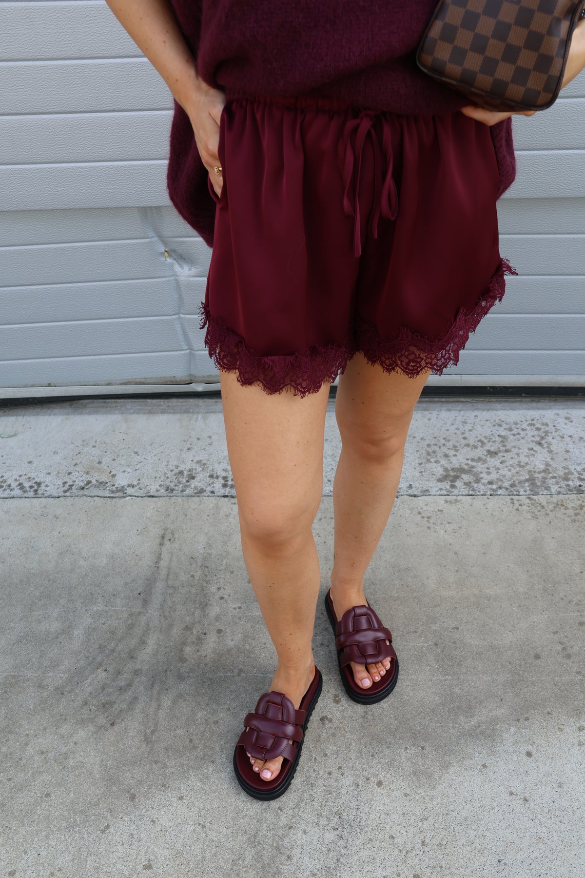 Rune lace short bordeaux