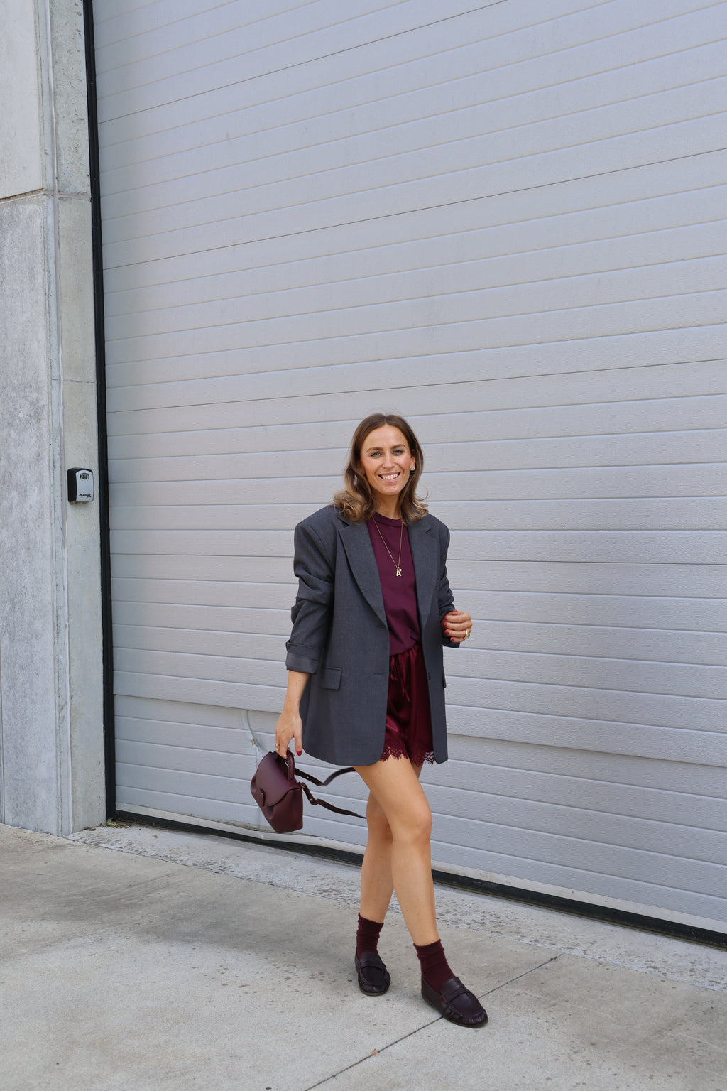 Rune lace short bordeaux