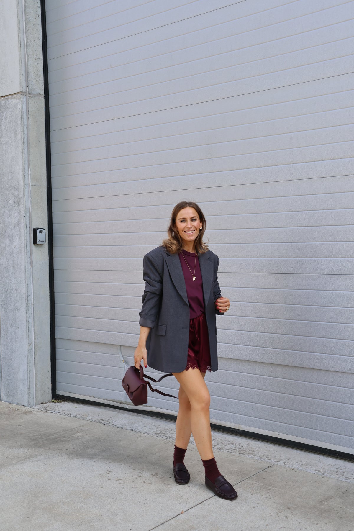 Rune lace short bordeaux