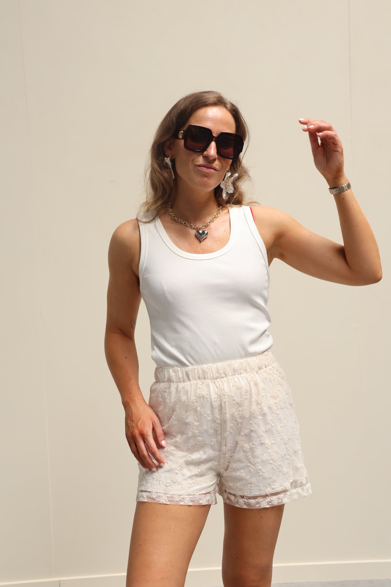 Lora short crème met detail