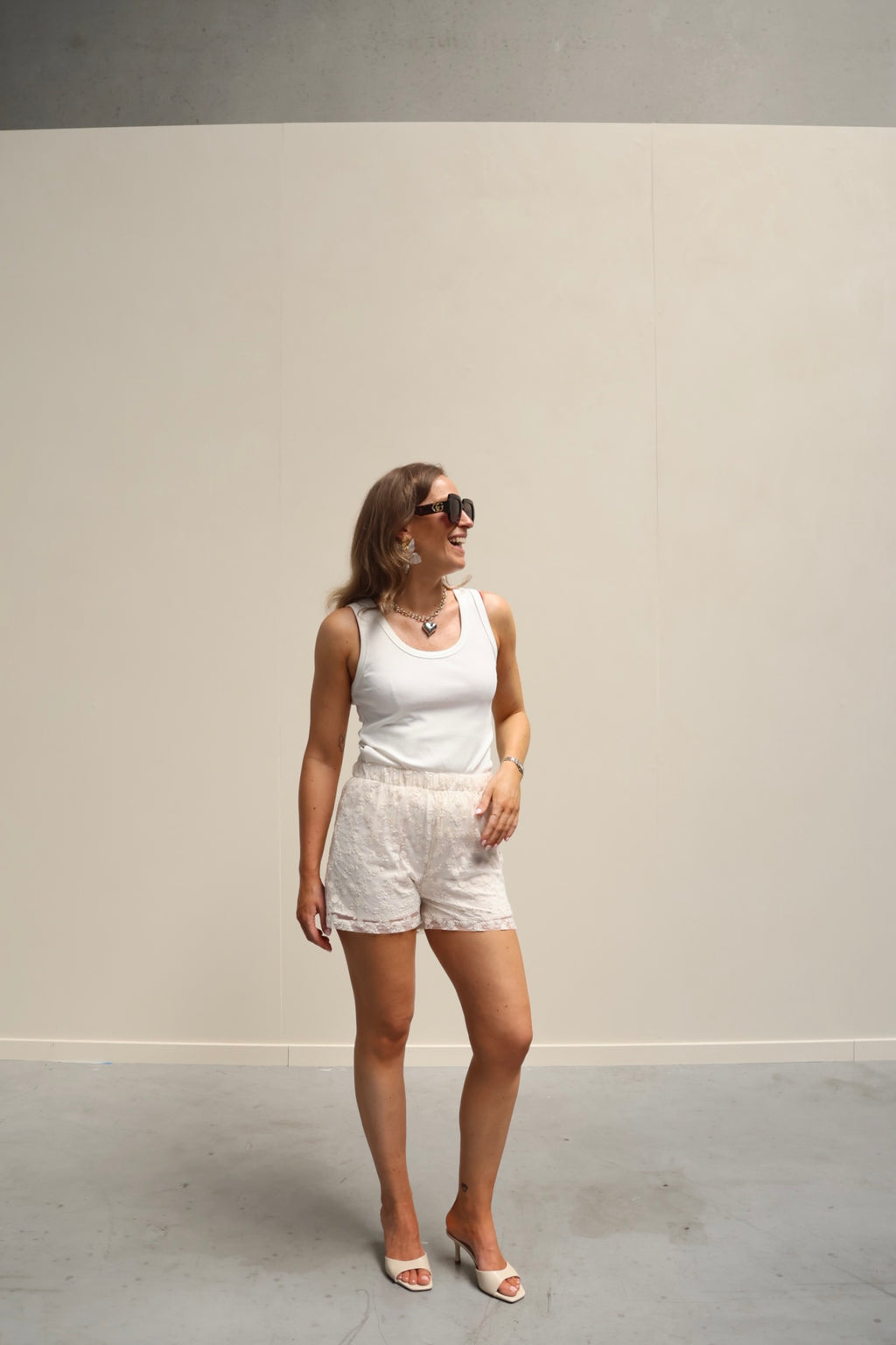 Lora short crème met detail