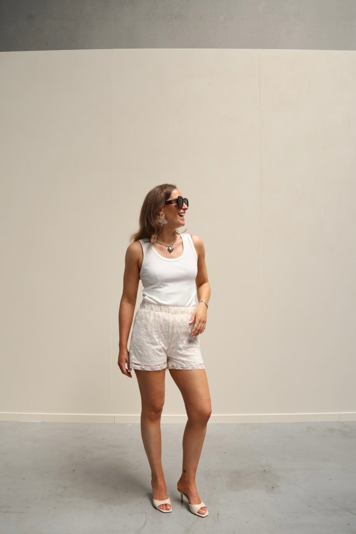 Lora short crème met detail