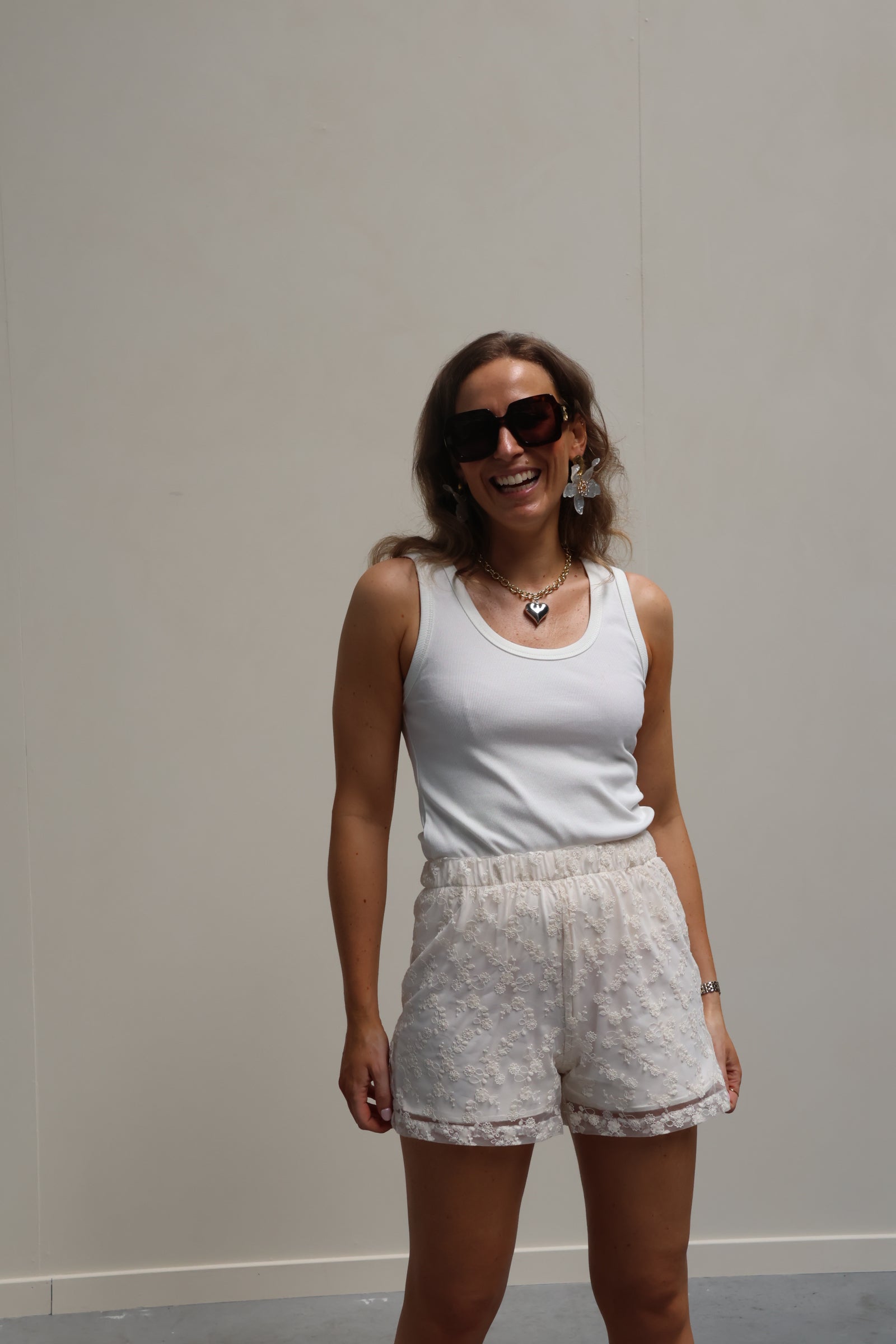 Lora short crème met detail