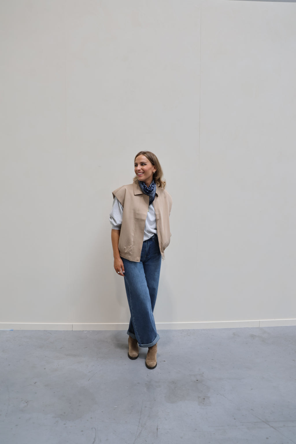 Macy mouwloos jasje beige