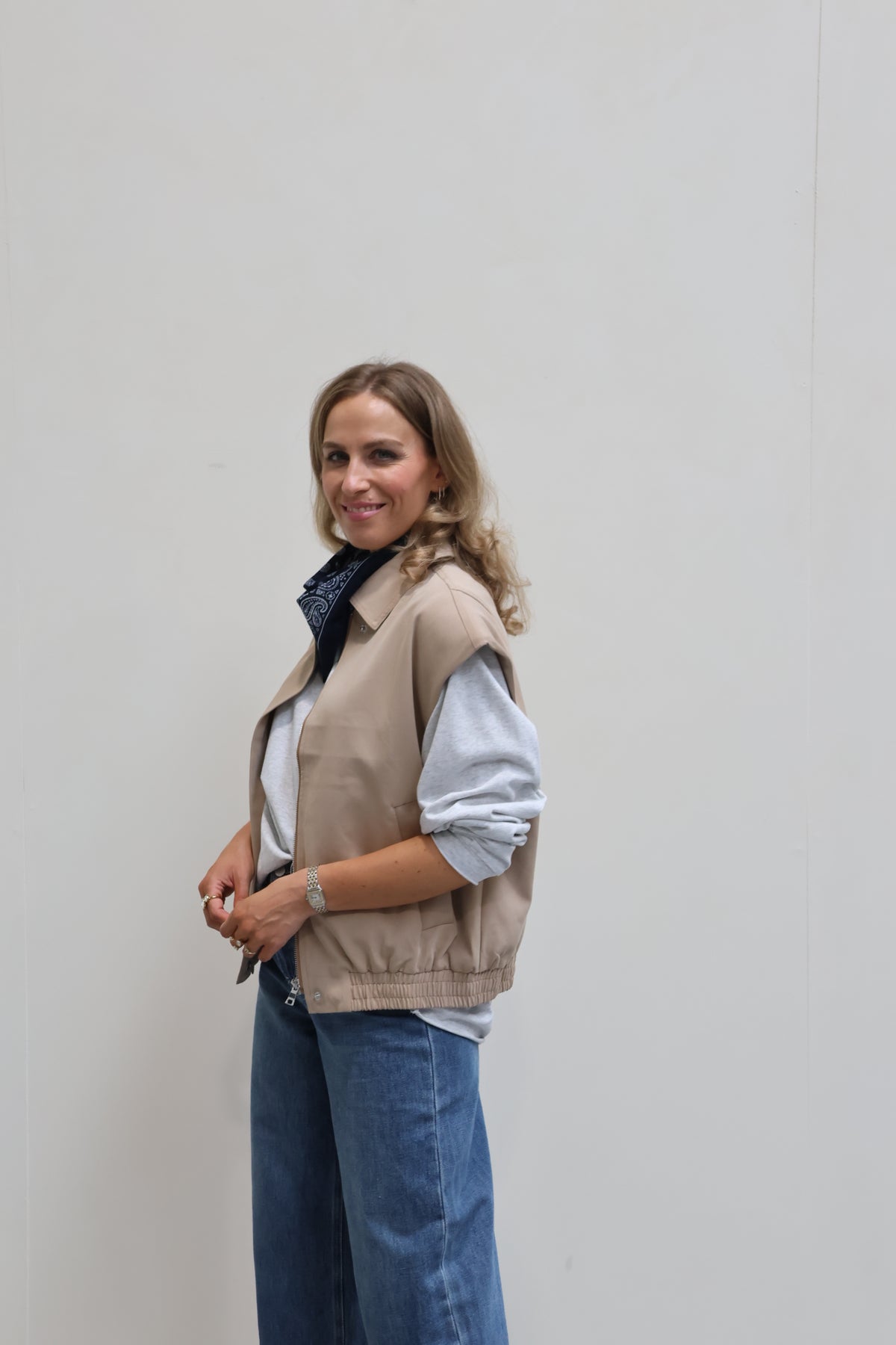 Macy mouwloos jasje beige