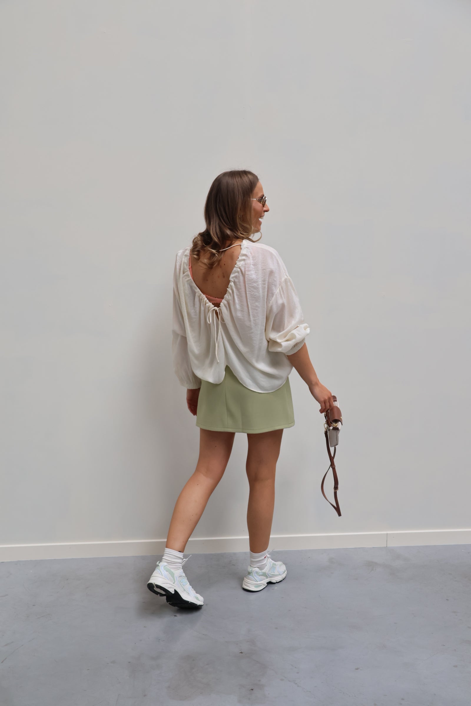 Luchtige top met crinkle stof en open rug - offwhite