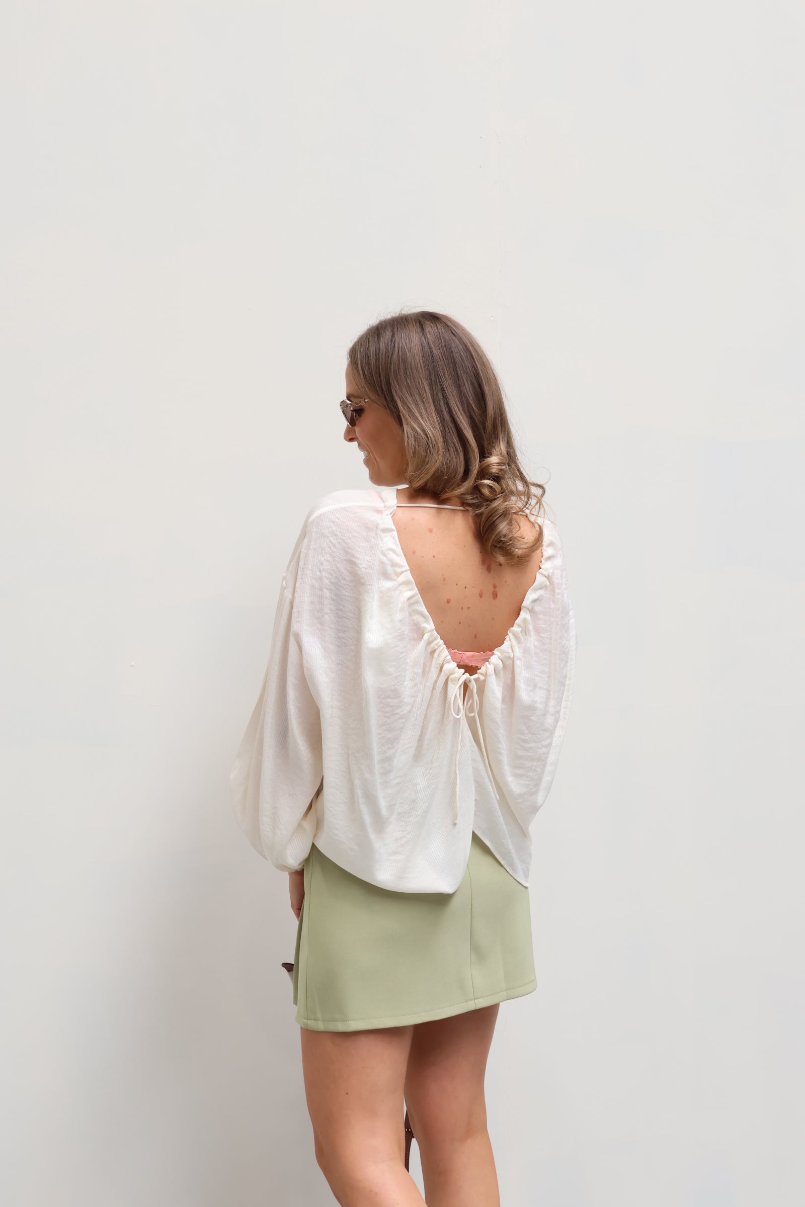 Luchtige top met crinkle stof en open rug - offwhite