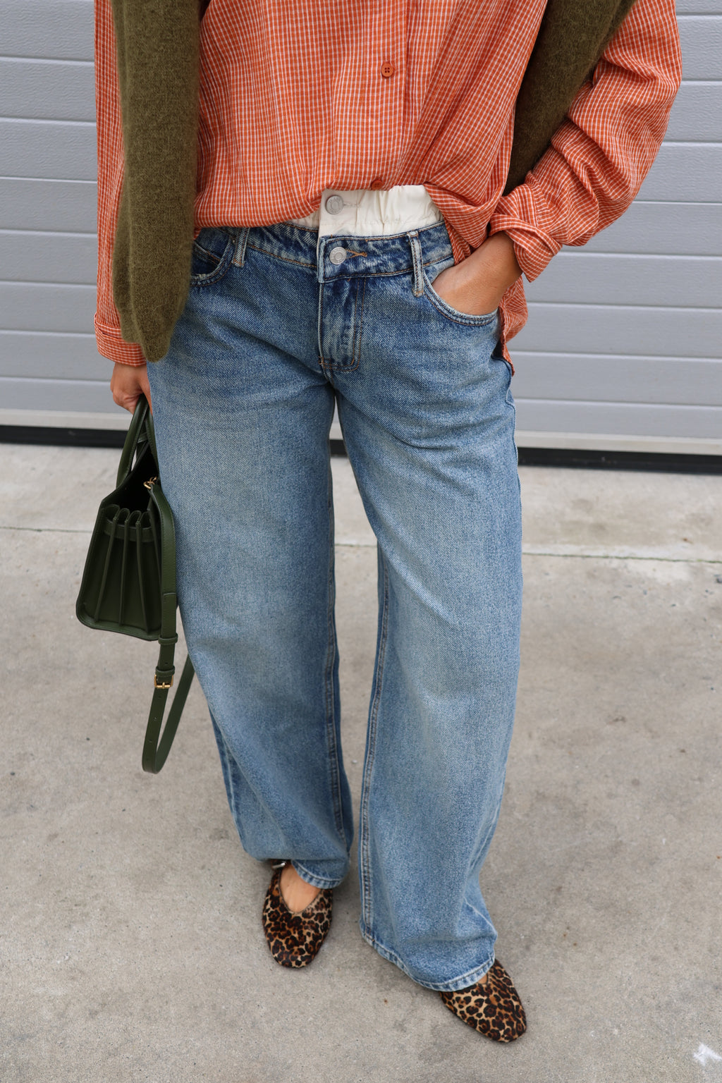 Freya light denim met dubbele knoopsluiting