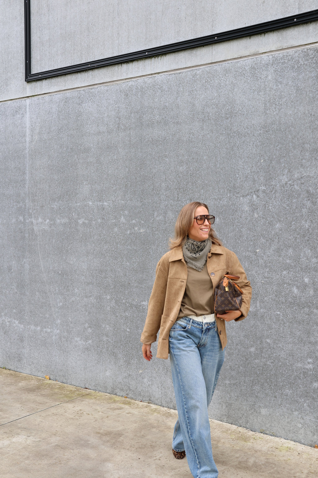 Freya light denim met dubbele knoopsluiting