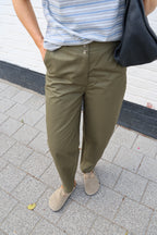 Barrel broek met knoopdetail army green