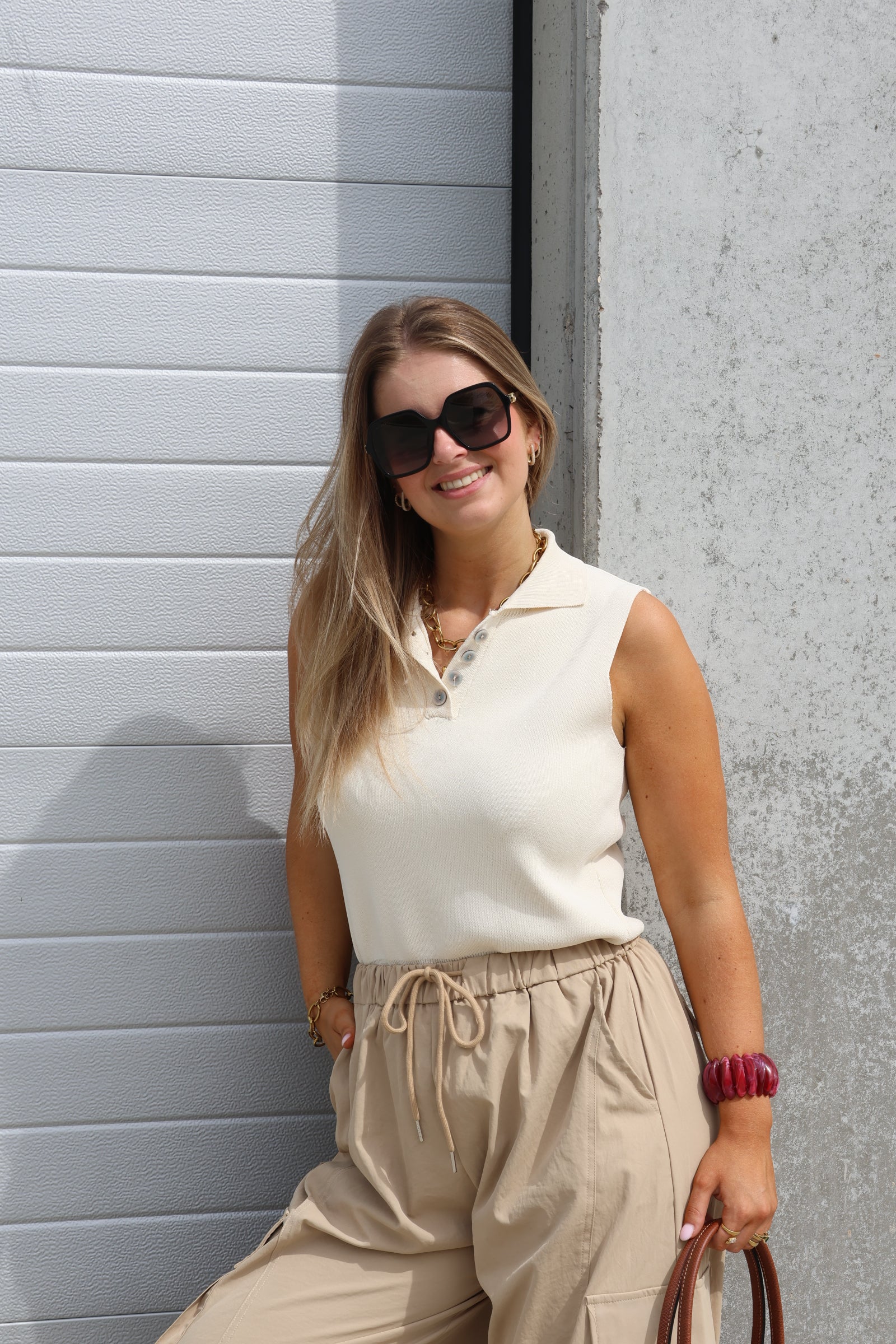 Livia mouwloze polo beige