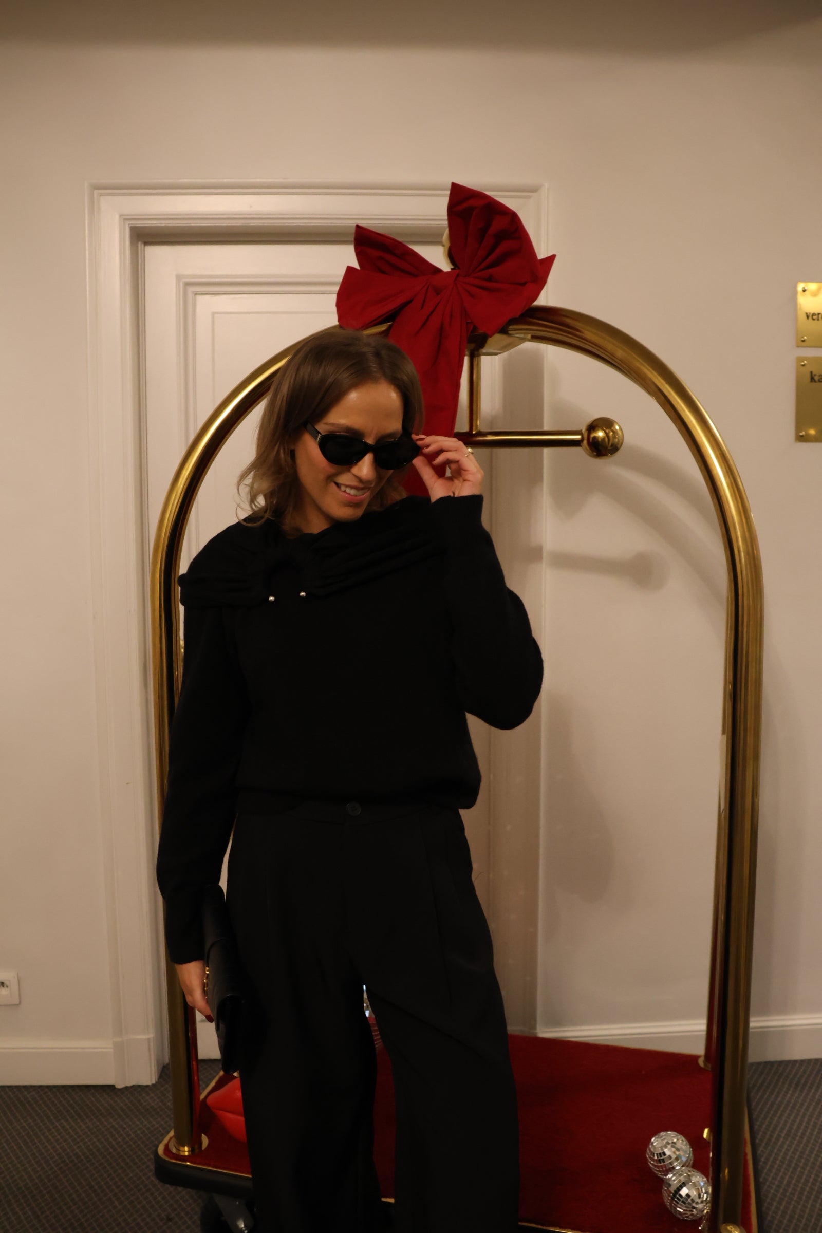 Angelique offshoulder knit black