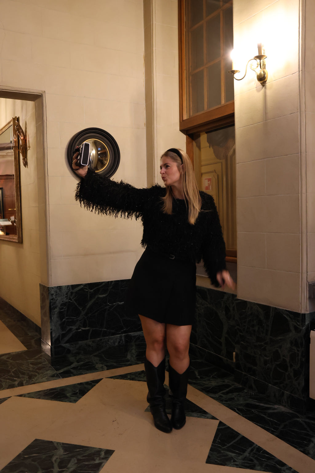 Holly fluffy top black