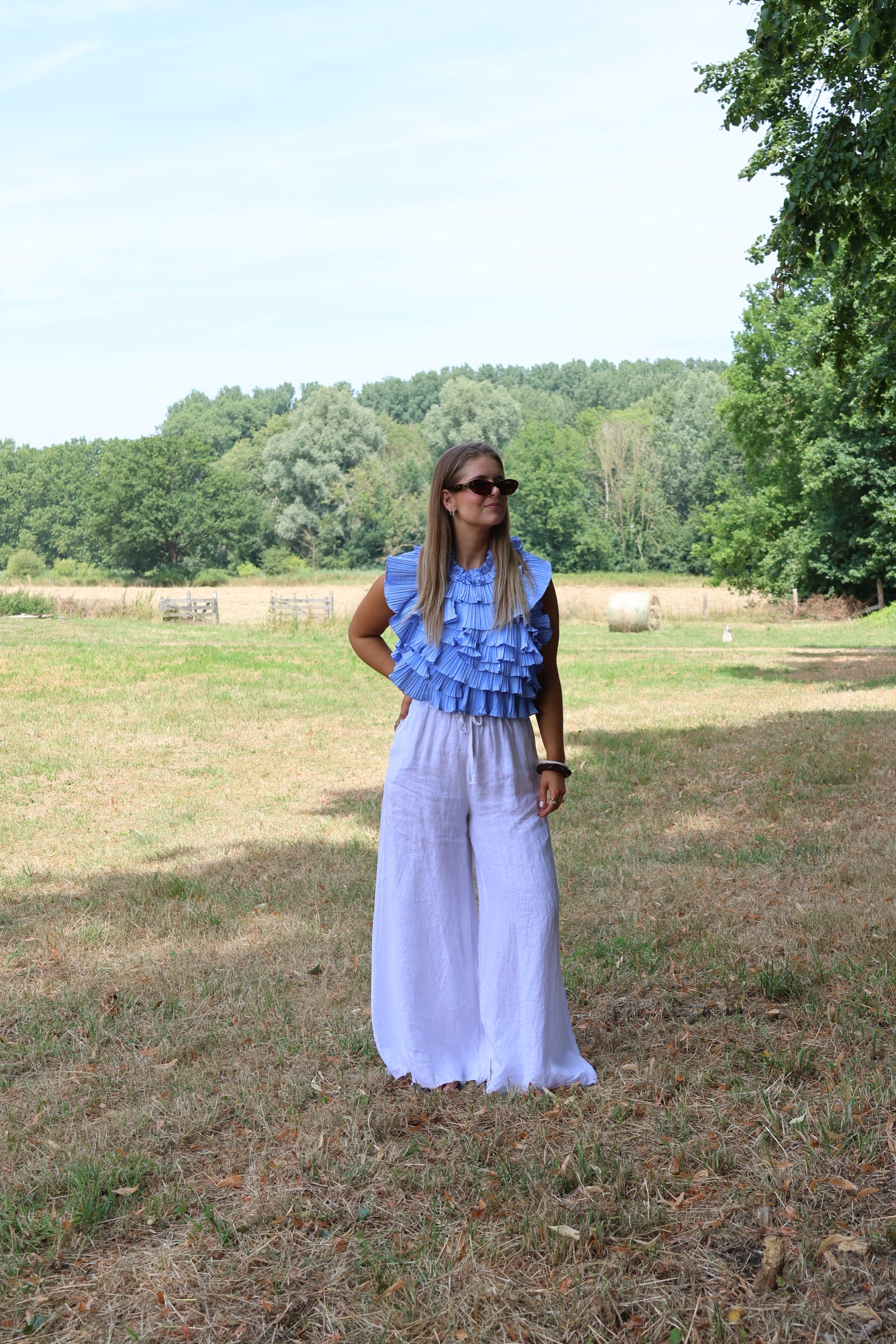 Flo ruffle top met open rug blauw