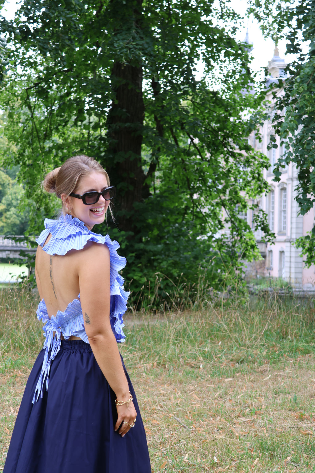 Flo ruffle top met open rug blauw
