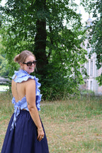 Flo ruffle top met open rug blauw