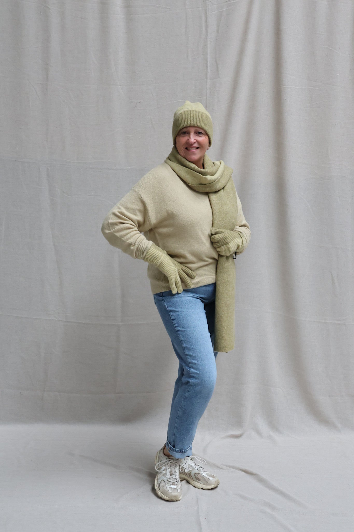 Caroline V-neck twinset soft green