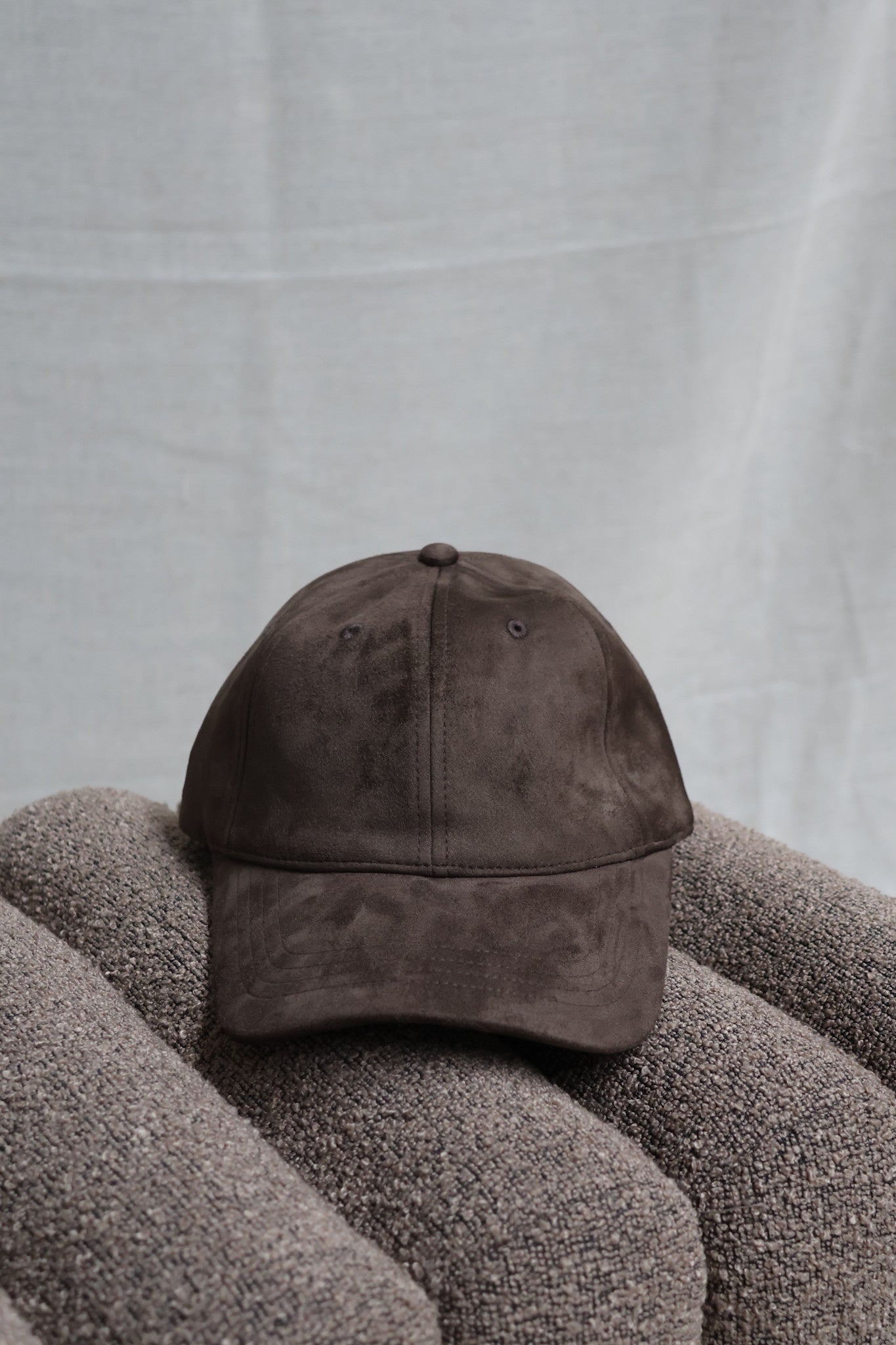 Suède pet donkerkaki